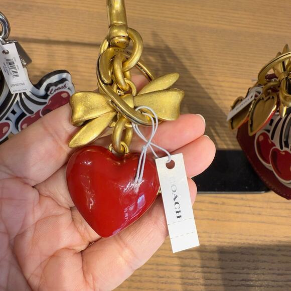 Last 1 ‼️ Coach CZ276 Bow Heart Locket Bag Charm - Picture 3 of 6